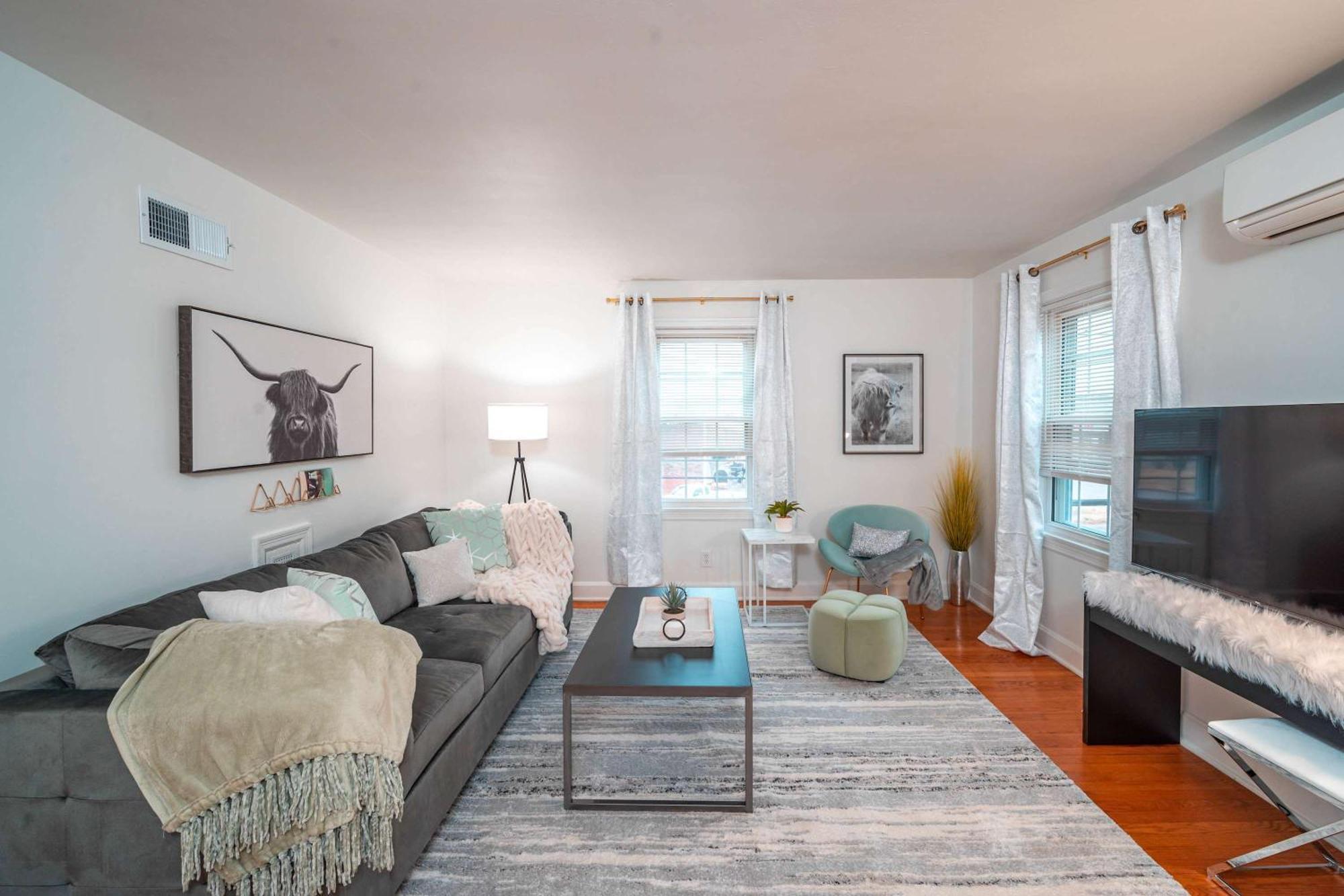 Cozy With Parking Great Location Apartment *